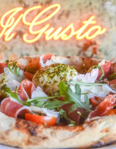 Pizza Il Gusto Burrata pesto roquette meilleure pizzeria de ValThorens